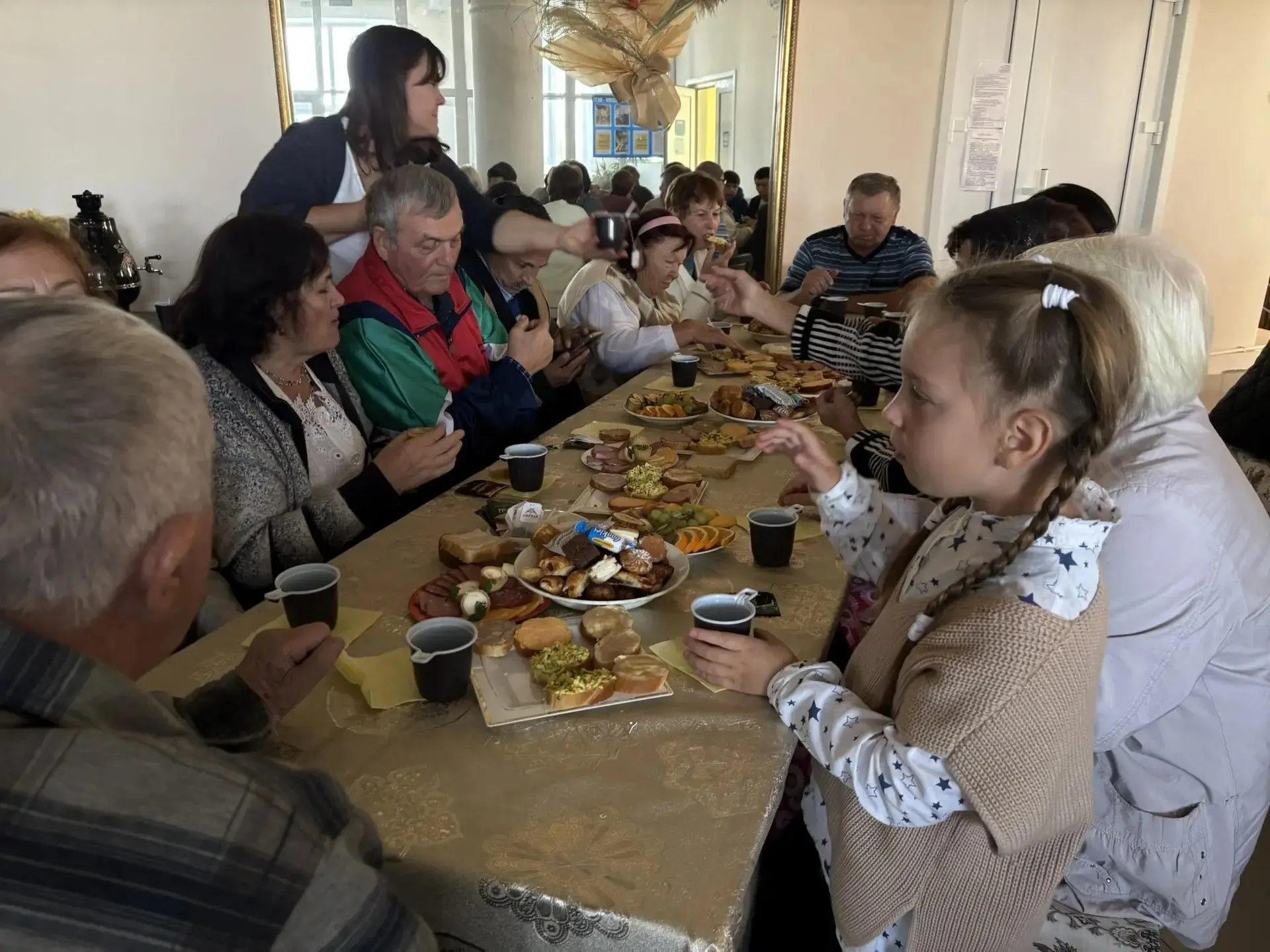 После концерта уважаемых виновников торжества ждало уютное продолжение — теплые посидел...