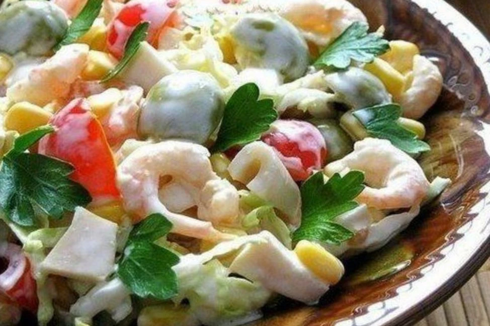 САЛАТ С КРЕВЕТКАМИ, КУКУРУЗОЙ И КАЛЬМАРАМИ #салат