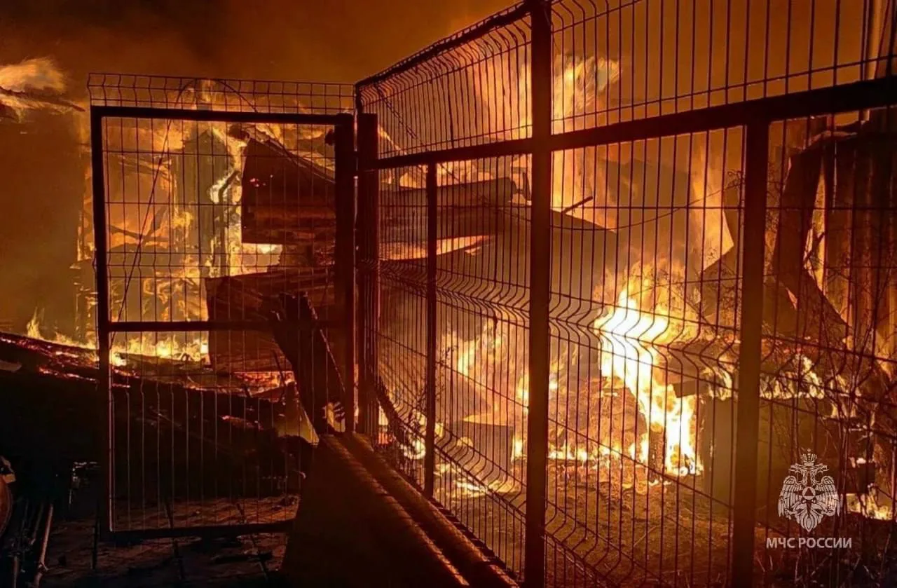 🔥 Сильный пожар охватил частные дома на улице Грузовой