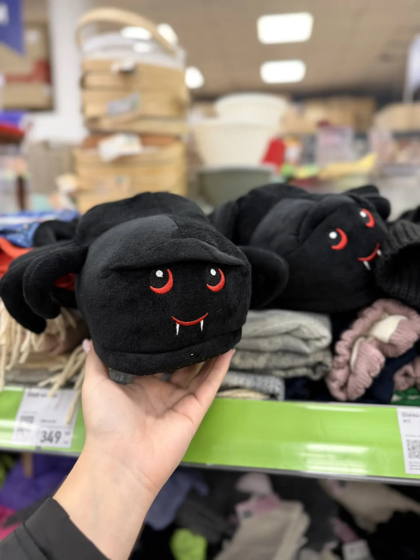 Девочки, как считаете, нужны нам такие тапочки в примерочной?) 🕷️😅