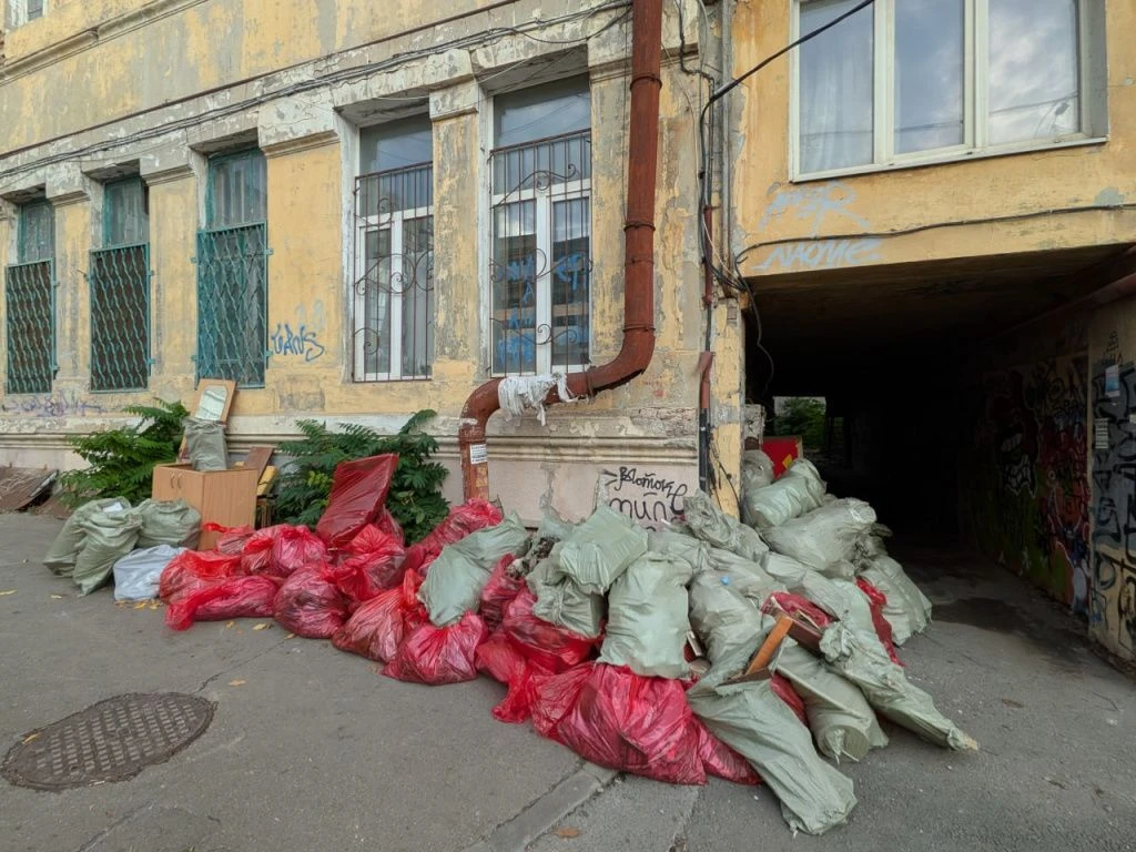 История под завалами: волонтёры расчищают старинный дом в Ростове