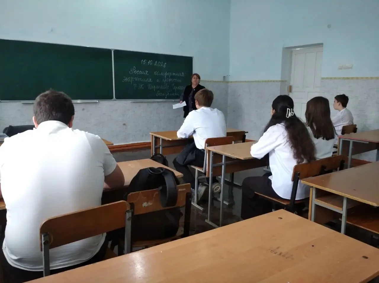 В 9 классе профориентация переходит в практическую плоскость. Школьники обсудили, какие...