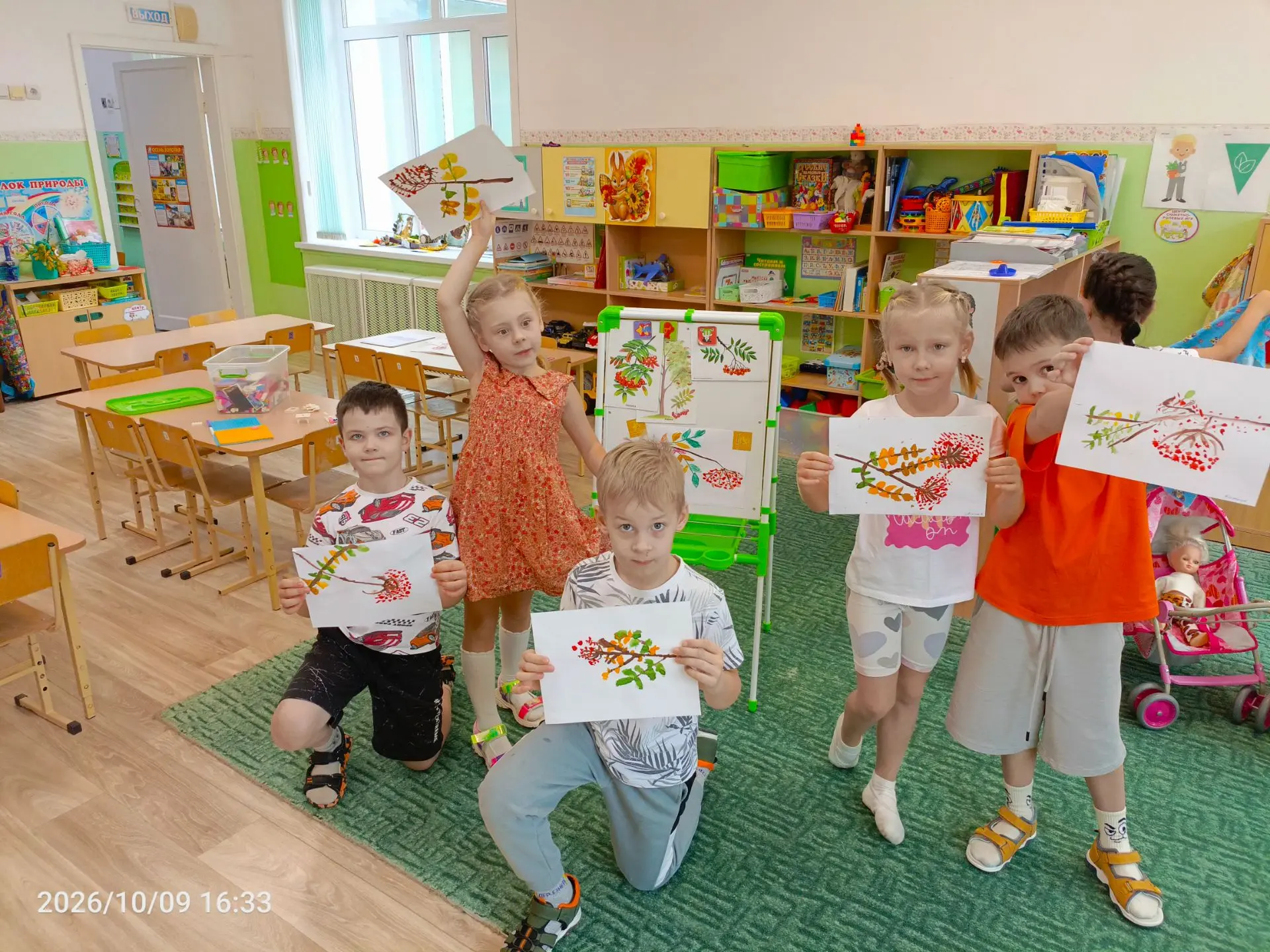 В подготовительной  группе  Ромашка прошло занятие по рисованию.