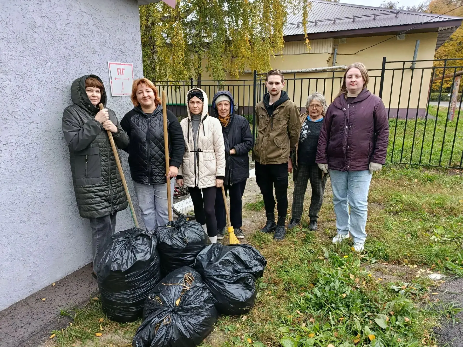 🍁🧹Общегородской субботник 10 октября! Преподаватели и сотрудники  ДШИ "Лира "  дружно...