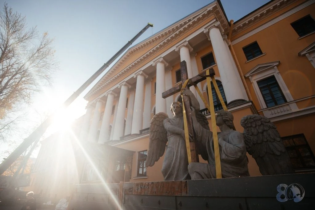 На фронтон исторического здания Духовной Академии, расположенного на набережной Обводно...