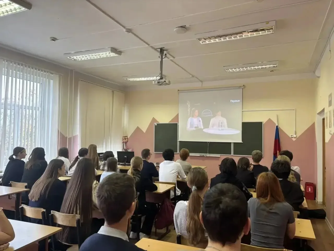В МОУ «Первомайская СОШ» для учащихся 9–11 классов состоялся показ тематического видеор...