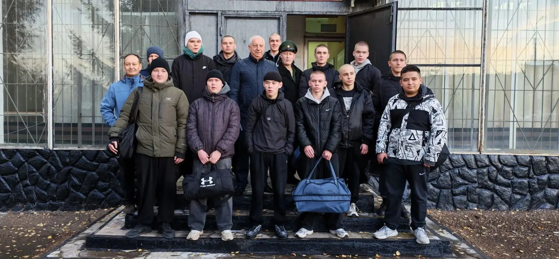 🙏Сегодня утром у здания военного комиссариата в Благовещенске было непривычно многолюд...