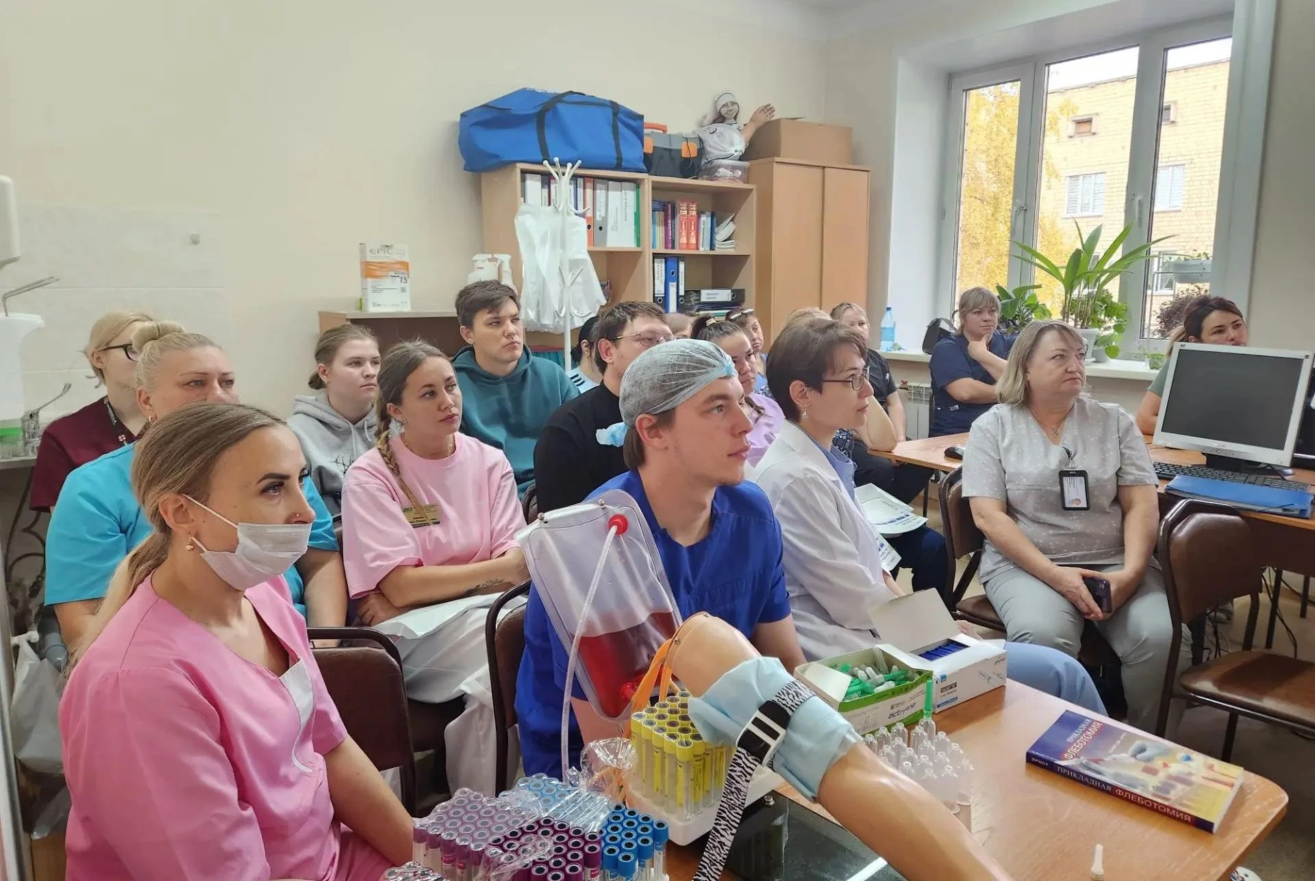 🩸 «Каждая пробирка — на своём месте»: медсёстры 20-й больницы прошли обучение преанали...