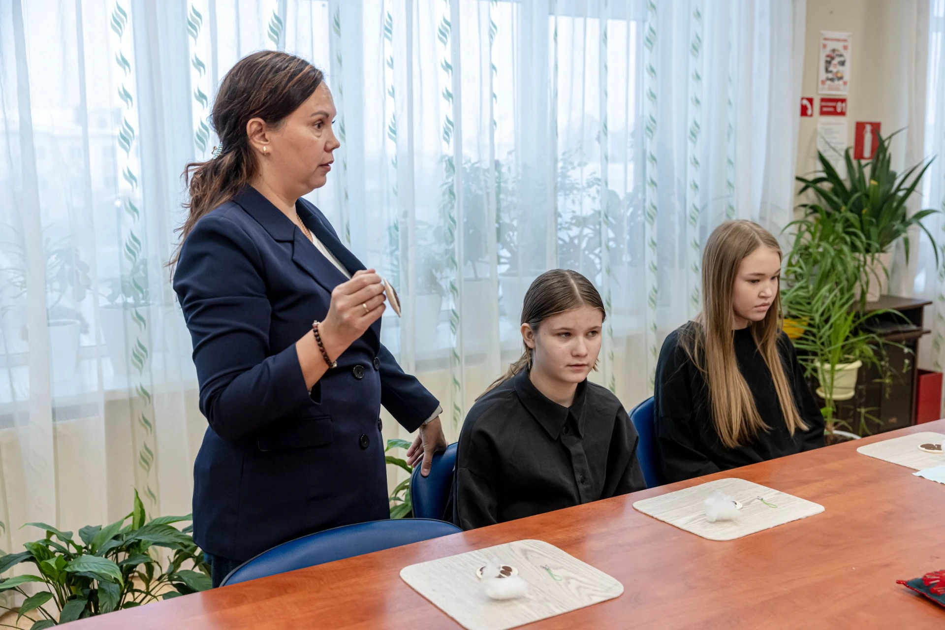 🐾 К подготовке поздравлений отцов присоединились и семиклассники школы «Радуга»
