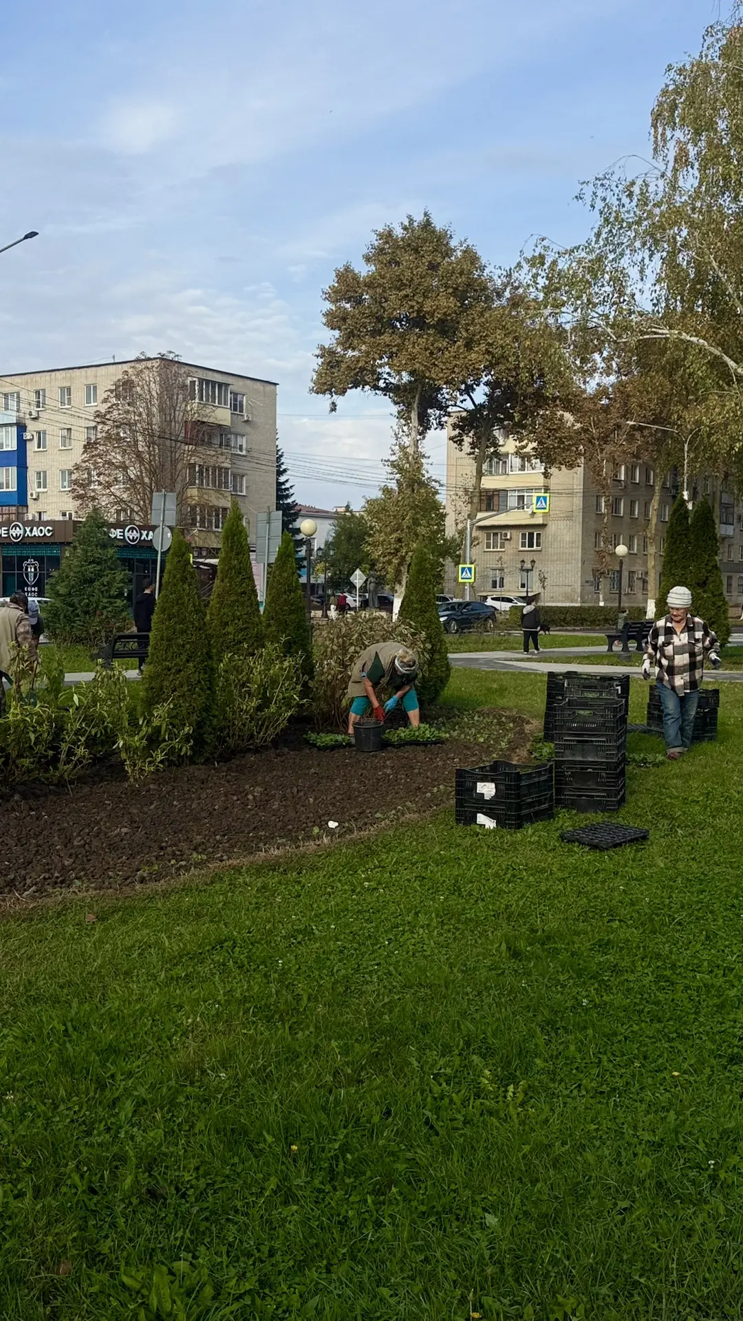 🍂🤗 Городские озеленители желают белореченцам и гостям города на берегу реки Белой тёп...