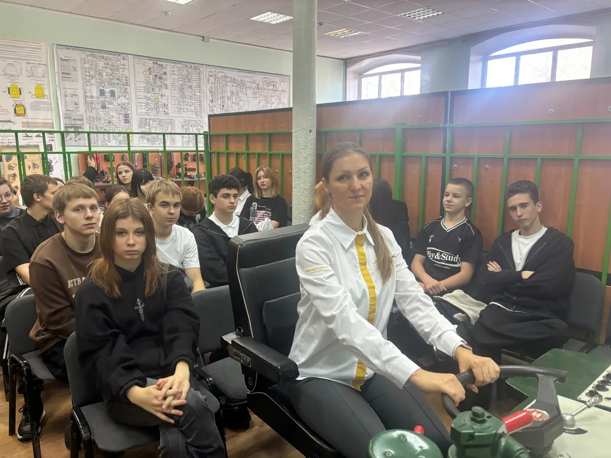 📸 Из Липок - в кабину локомотива: девятиклассники побывали в железнодорожном техникуме​