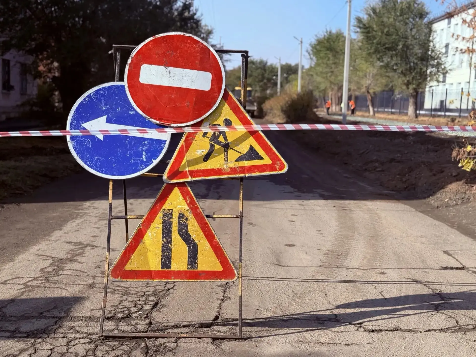 🚧 Ремонт улицы Ленинского Комсомола начали с тротуаров