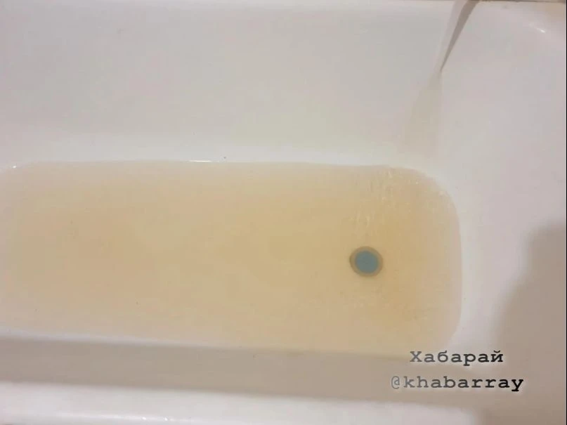 Идёт ржавая горячая вода