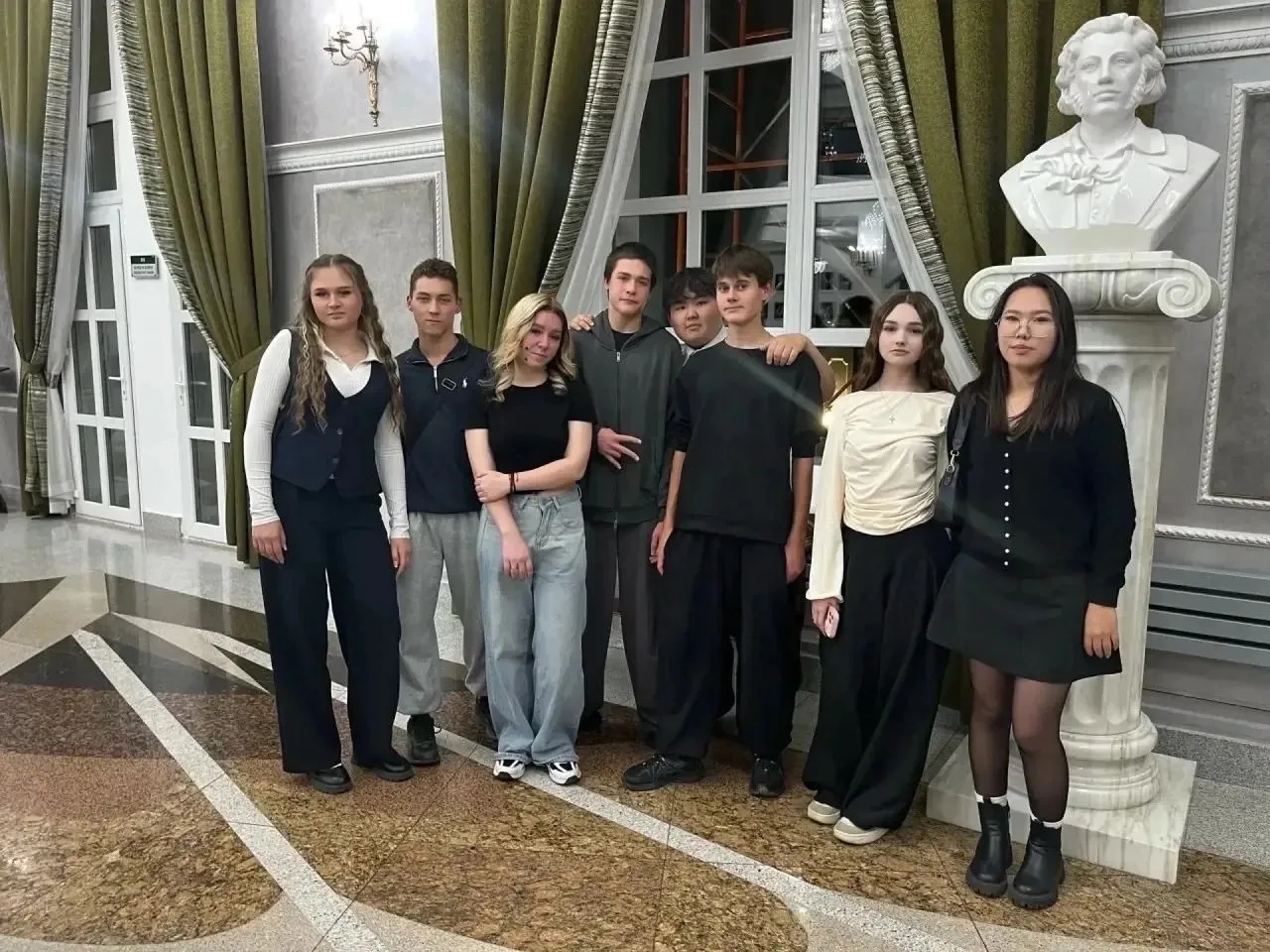 🎭Студенты группы АТМ.9-25-1 посетили Русский драматический театр!