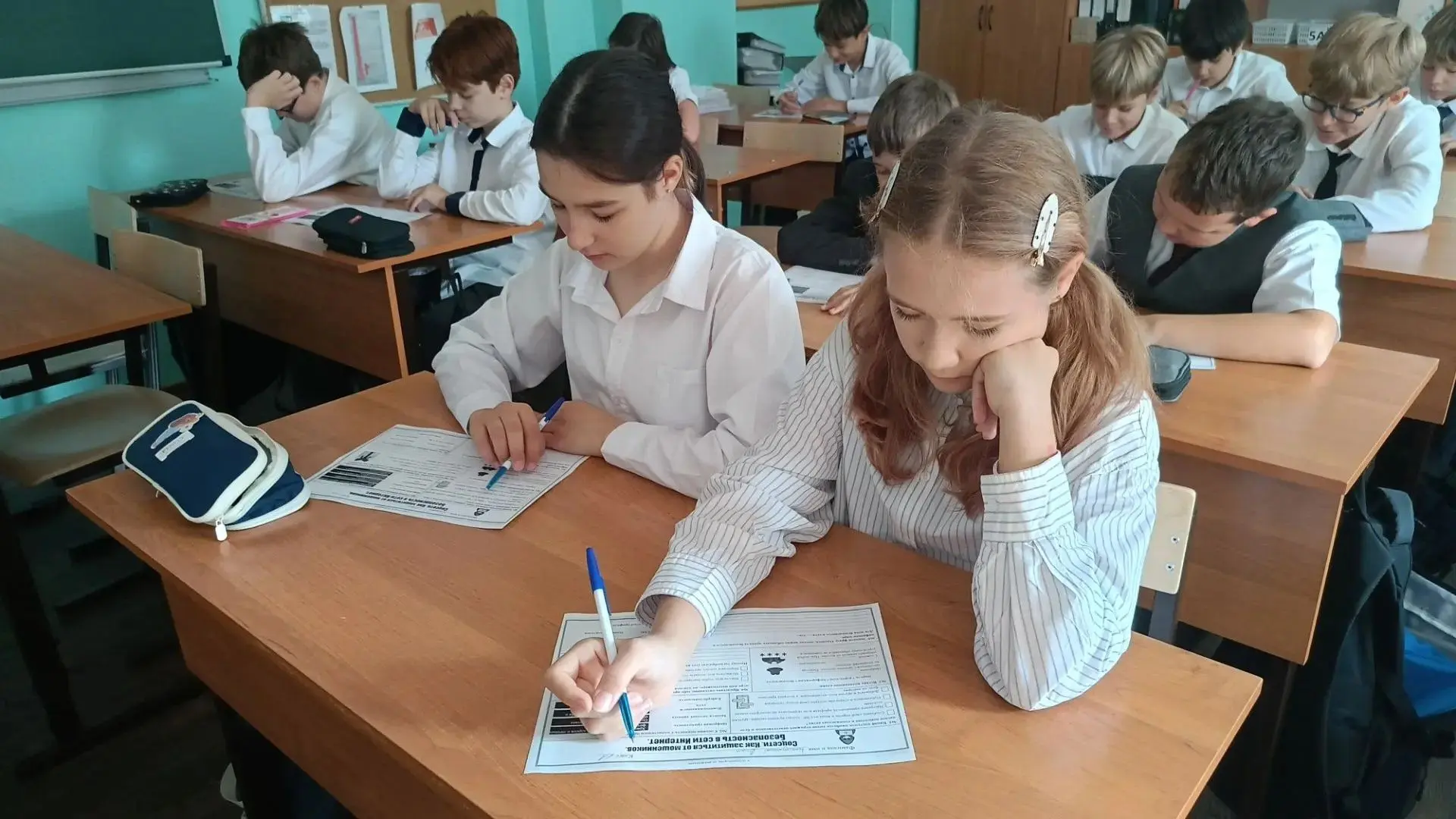 🇷🇺 Традиция, объединяющая поколения: Поднятие флага и исполнение гимна РФ