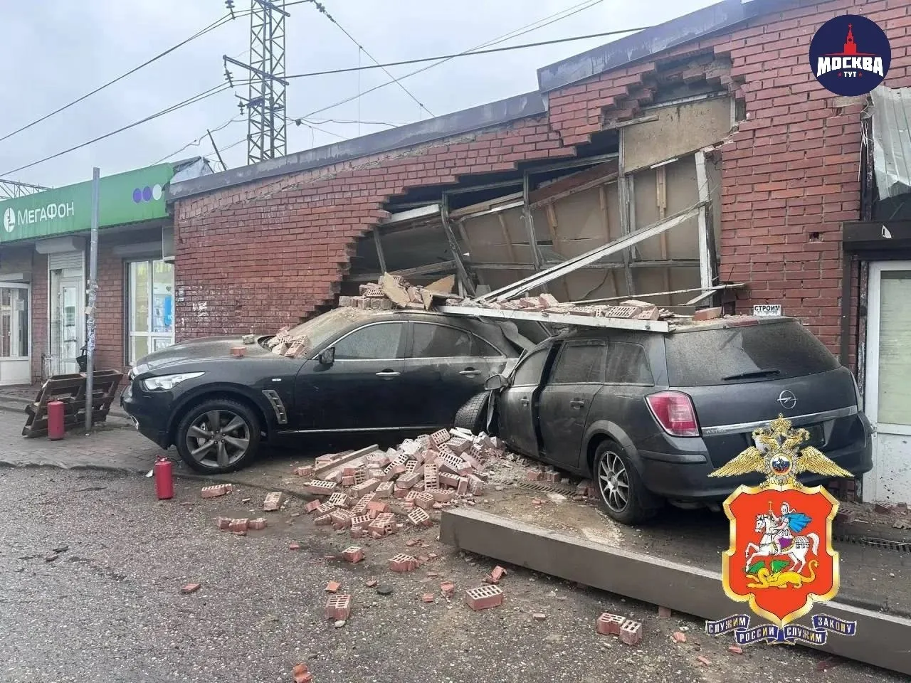 ⚠️Машина влетела в магазин возле ж/д станции в Голицыно