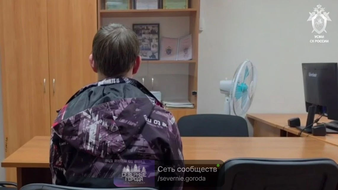 Полицейские выстрелили в подростка, который поджёг отдел МВД в Екатеринбурге. Огонь пов...