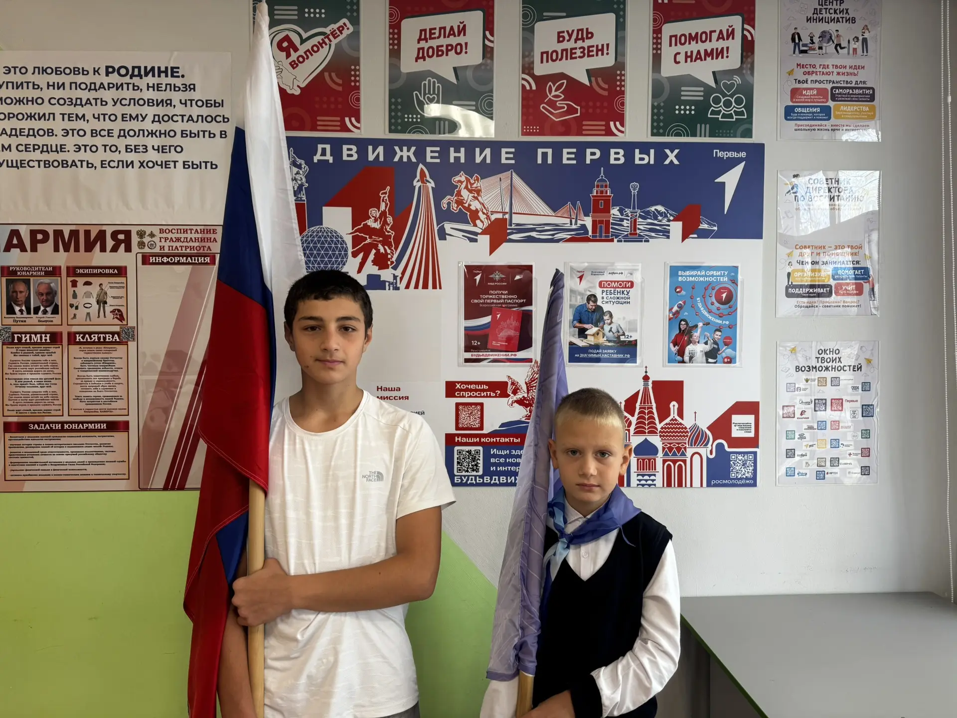 🇷🇺 Сегодня прошла традиционная еженедельная торжественная линейка, на которой вручили...