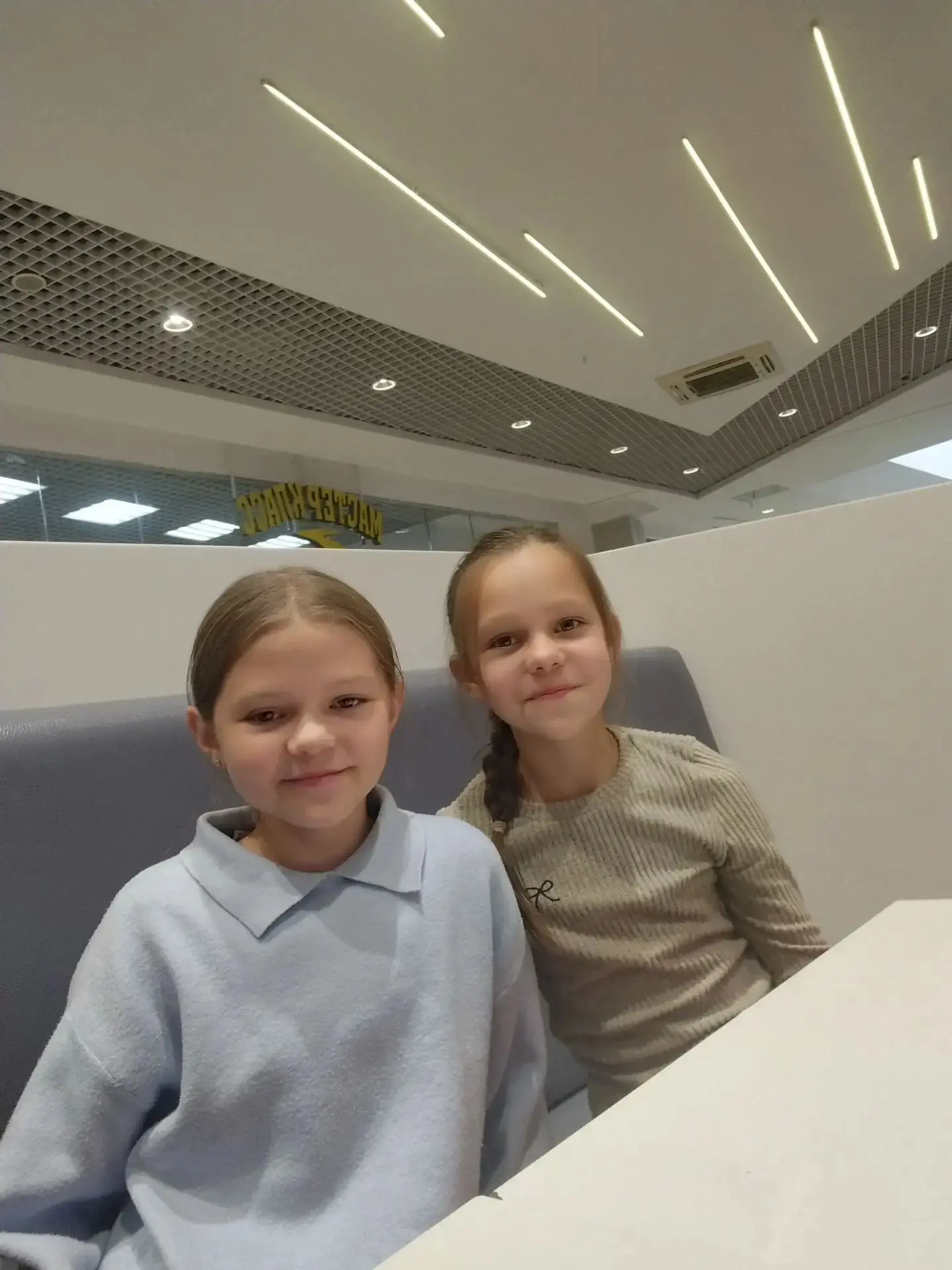 Пока мама работала, доча сходила в кино и в кафе)