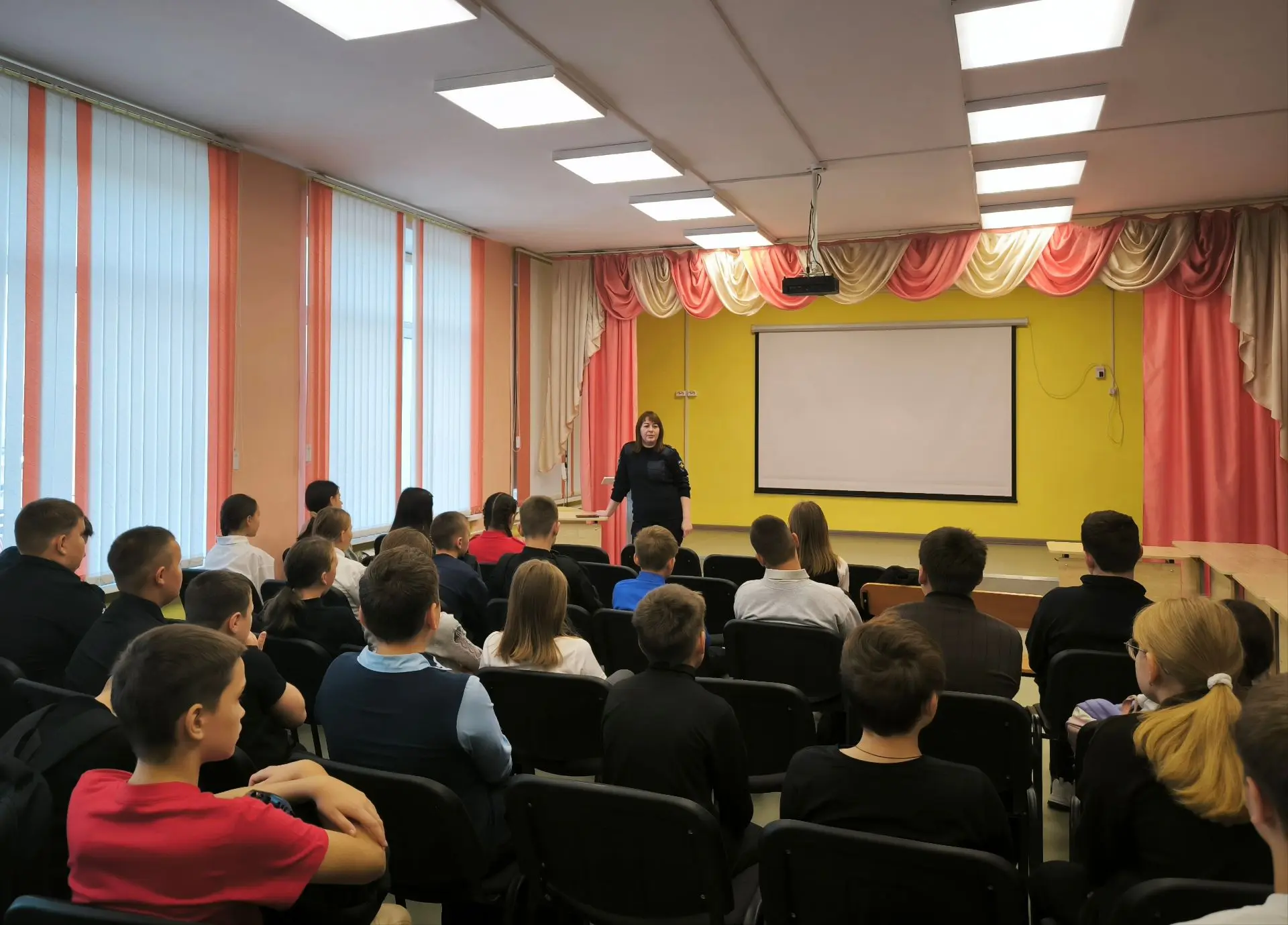 «Расскажите о терроризме. Что за рассылки приходили несколько месяцев назад на телефоны...