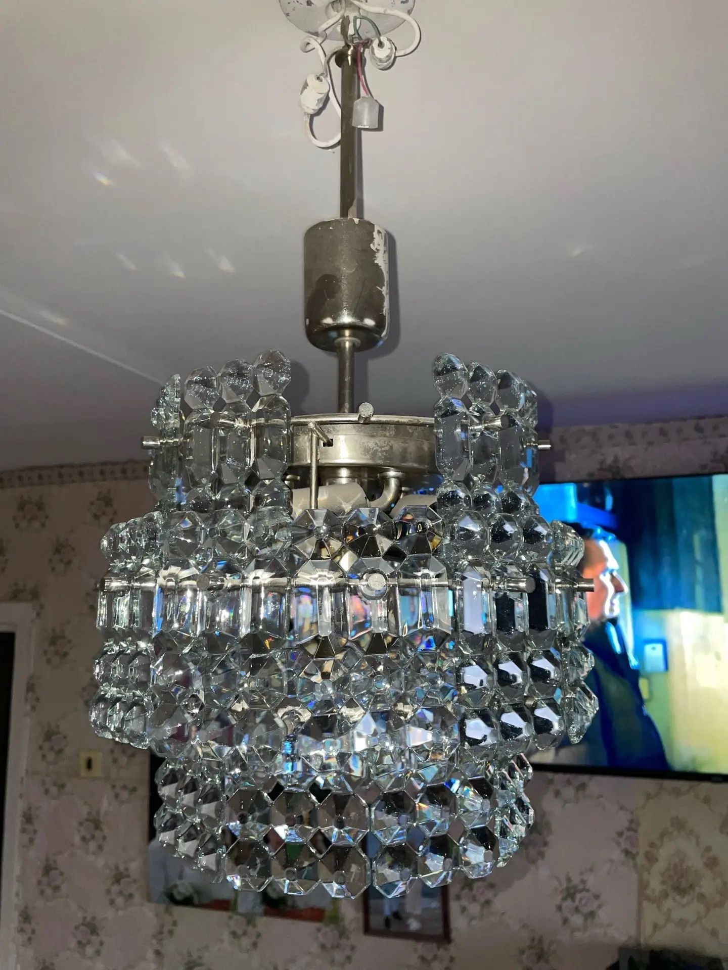 Продам хрустальную люстру. 7000