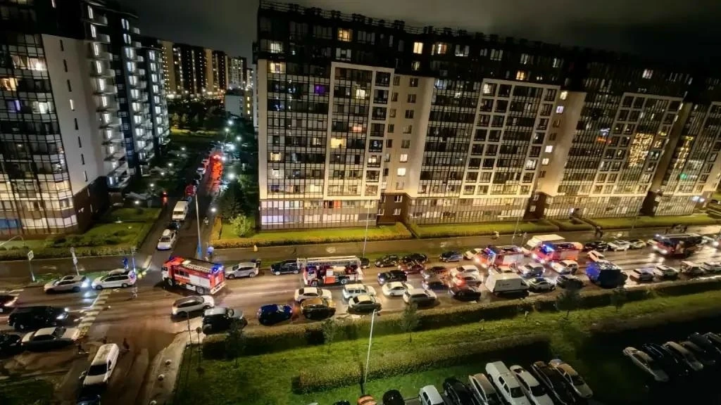 Пожар на проспекте Ветеранов: жильцов многоэтажки эвакуировали 🚒