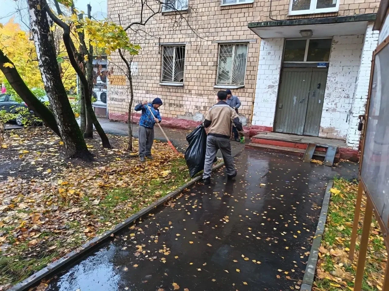 В Левобережном начали вывозить мусор