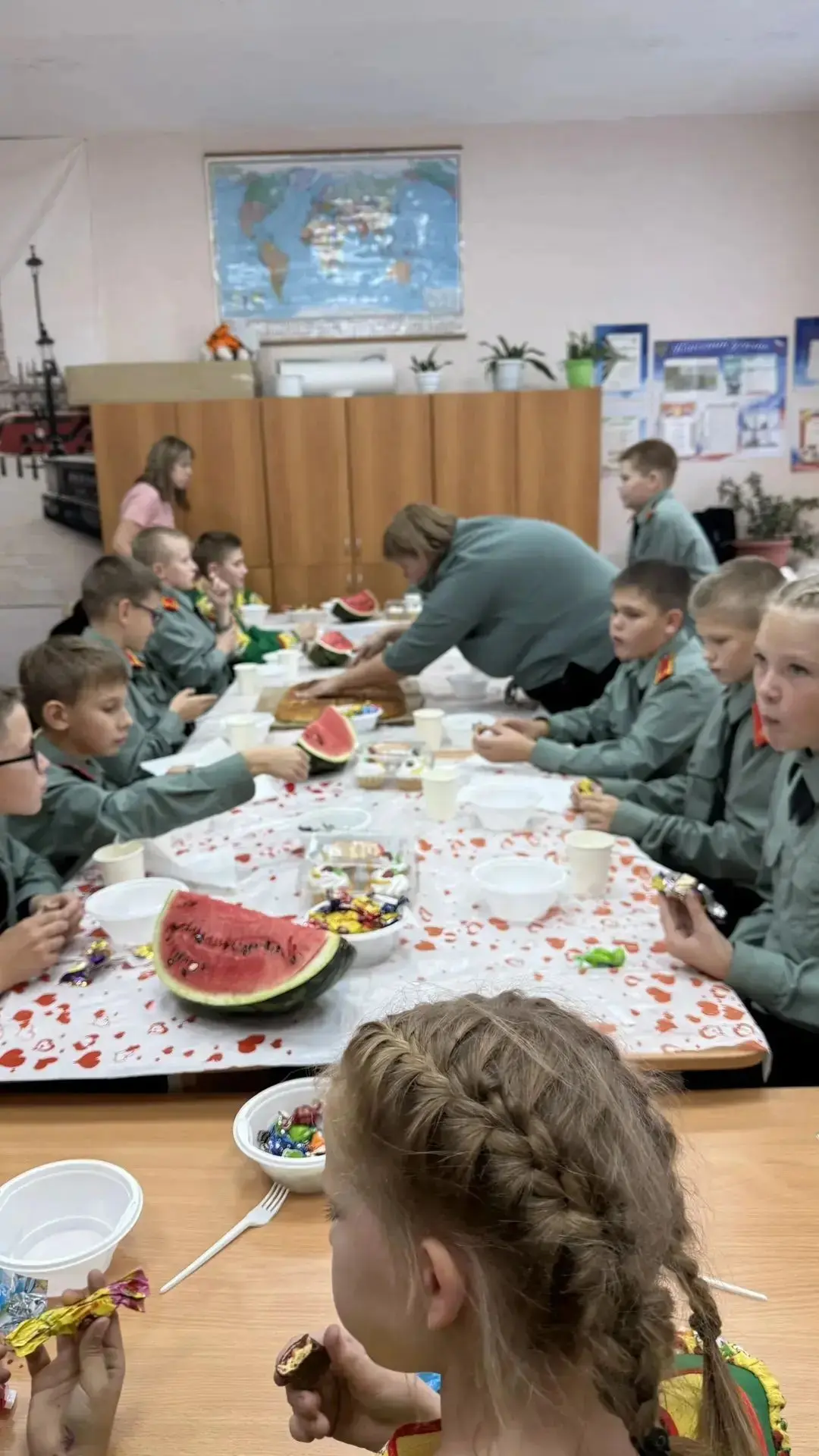 «Потрудились и пикник»: как 5 класс превратил осенний день в настоящий праздник.