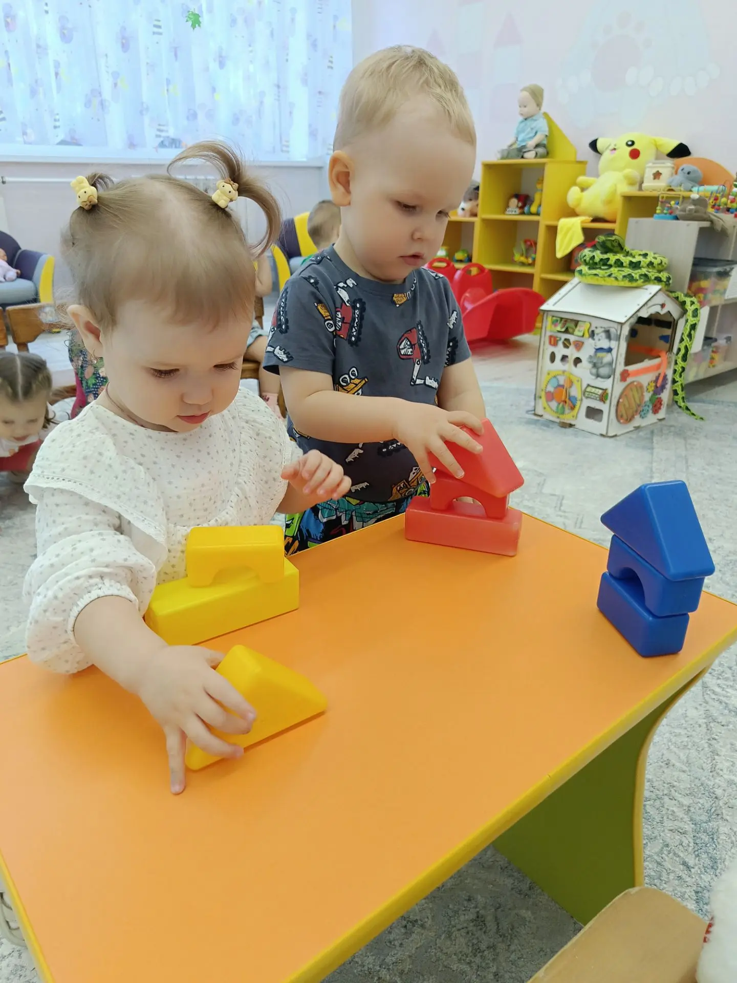 Занятие конструирование в первой младшей группе.«Научиться создавать конструкцию домика...