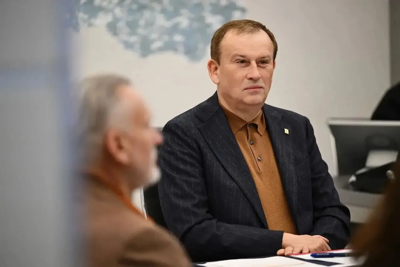 🚗Губернатор Ленинградской области Александр Дрозденко накануне провел аппаратное совещ...