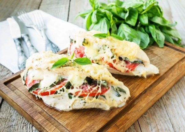 Свинина, запеченная с помидорами и моцареллой