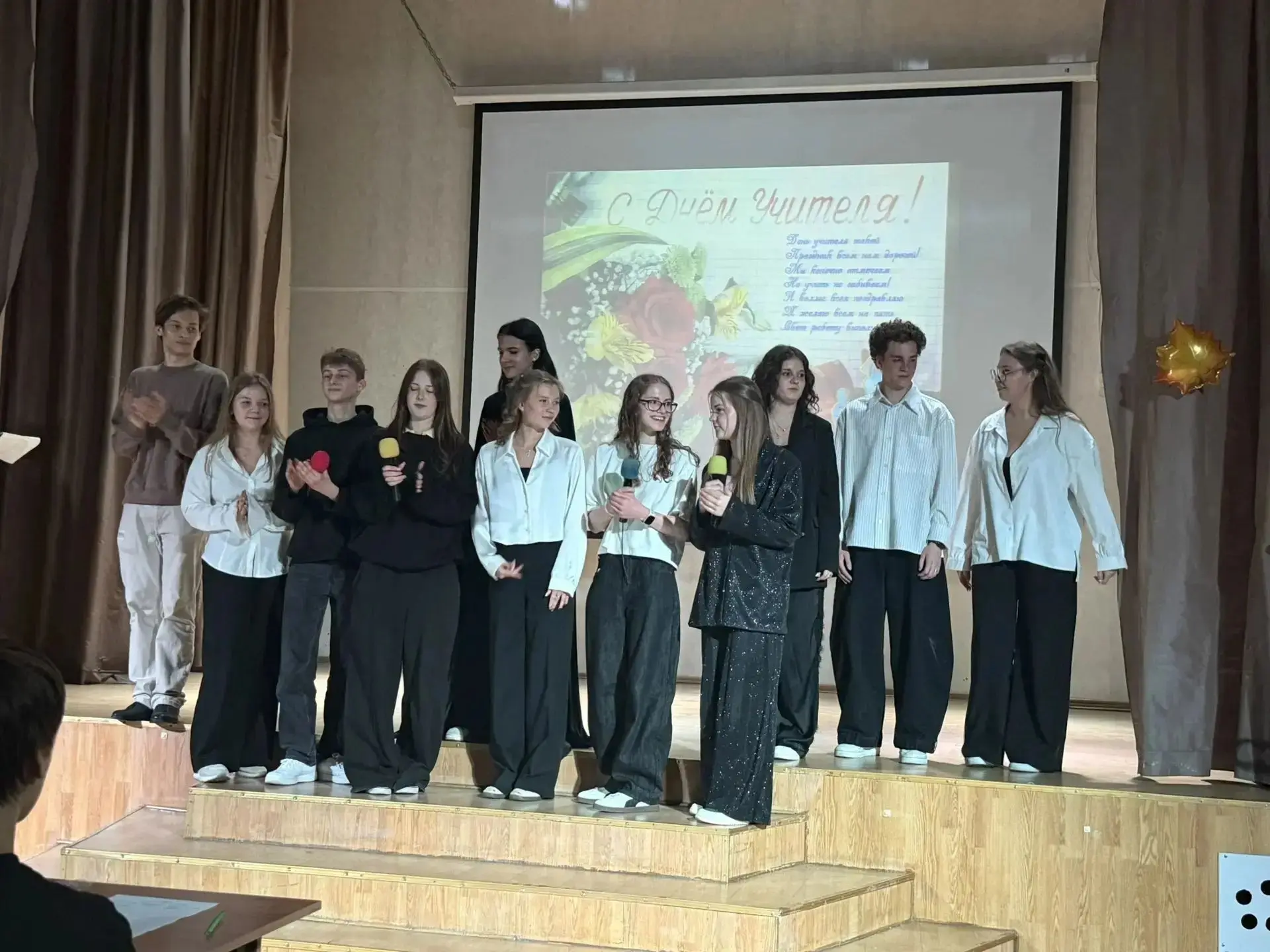 🎭 Возобновили традиционный КВН между командами учителей и выпускников!