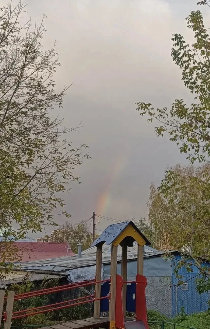 Хмурая осень подарила тюменцам яркий момент: сегодня над городом появилась радуга. 🤩