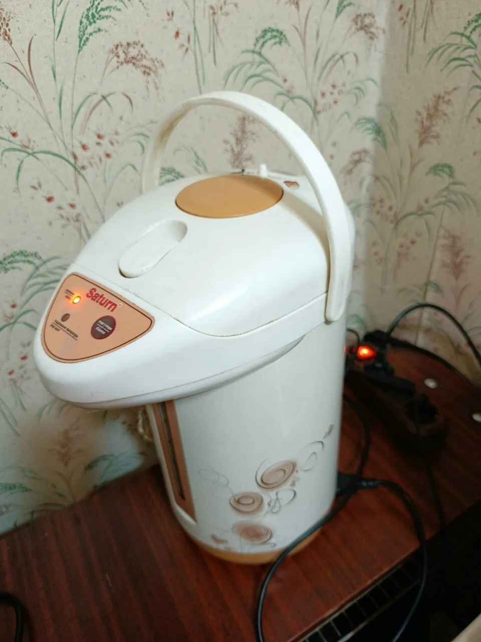 Продам термопот Saturn, 3 л, 750 Вт, 2000 рублей
