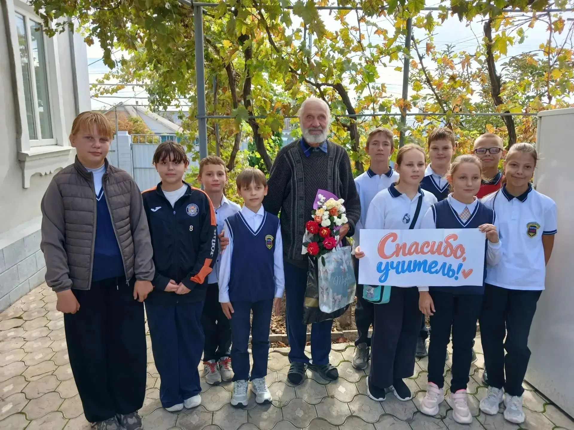 В преддверии Дня пожилого человека обучающиеся и педагогический коллектив ГБОУ "СШ № 39...