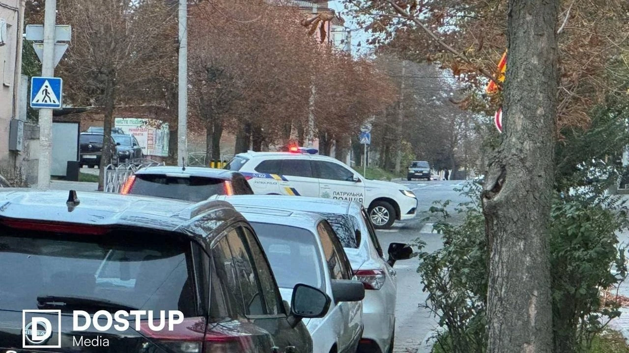 В центре Кропивницкого мужчина с автоматом и гранатами напал на полицейских.