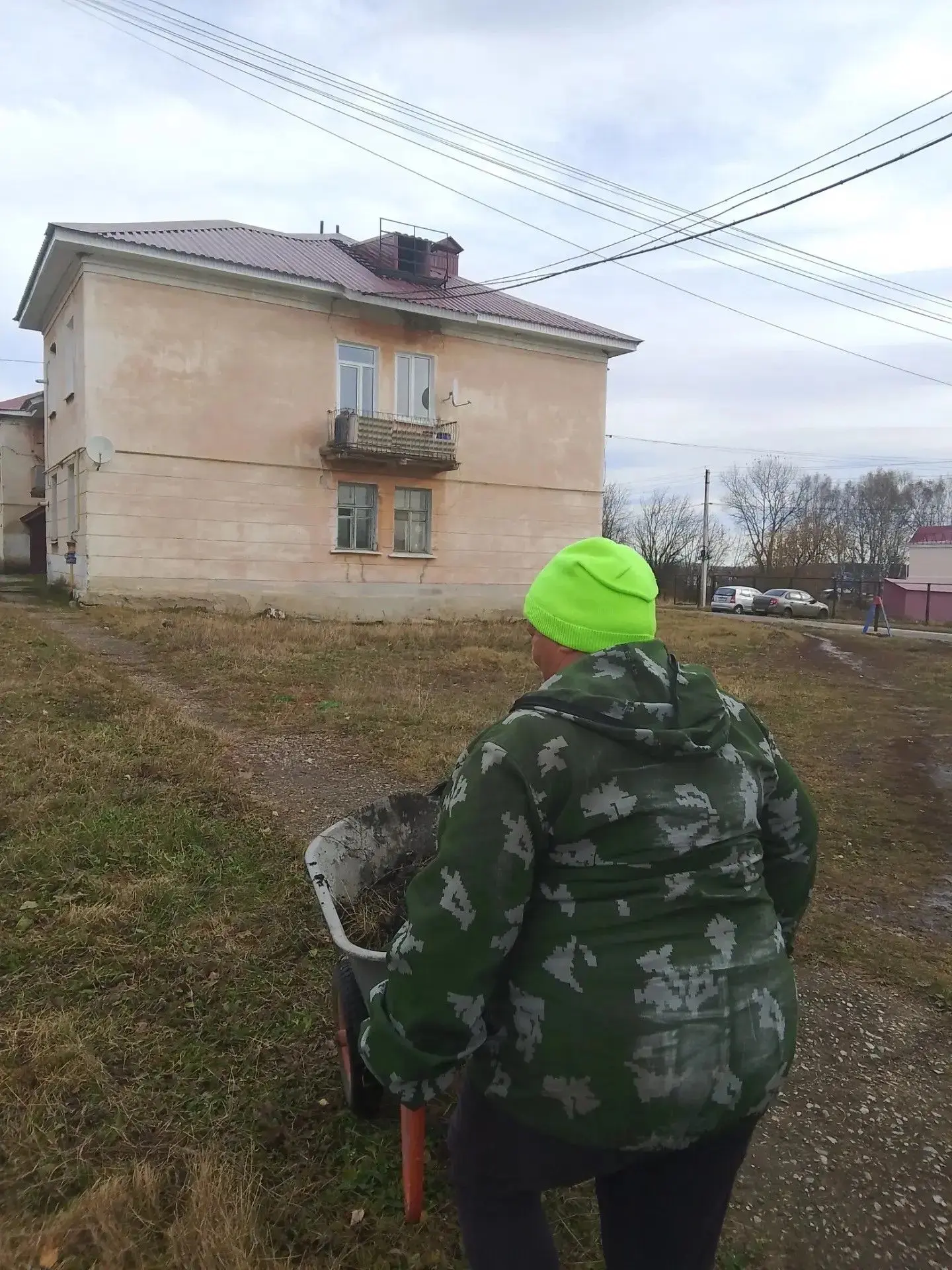 Продолжили чистить сливную канаву между домами