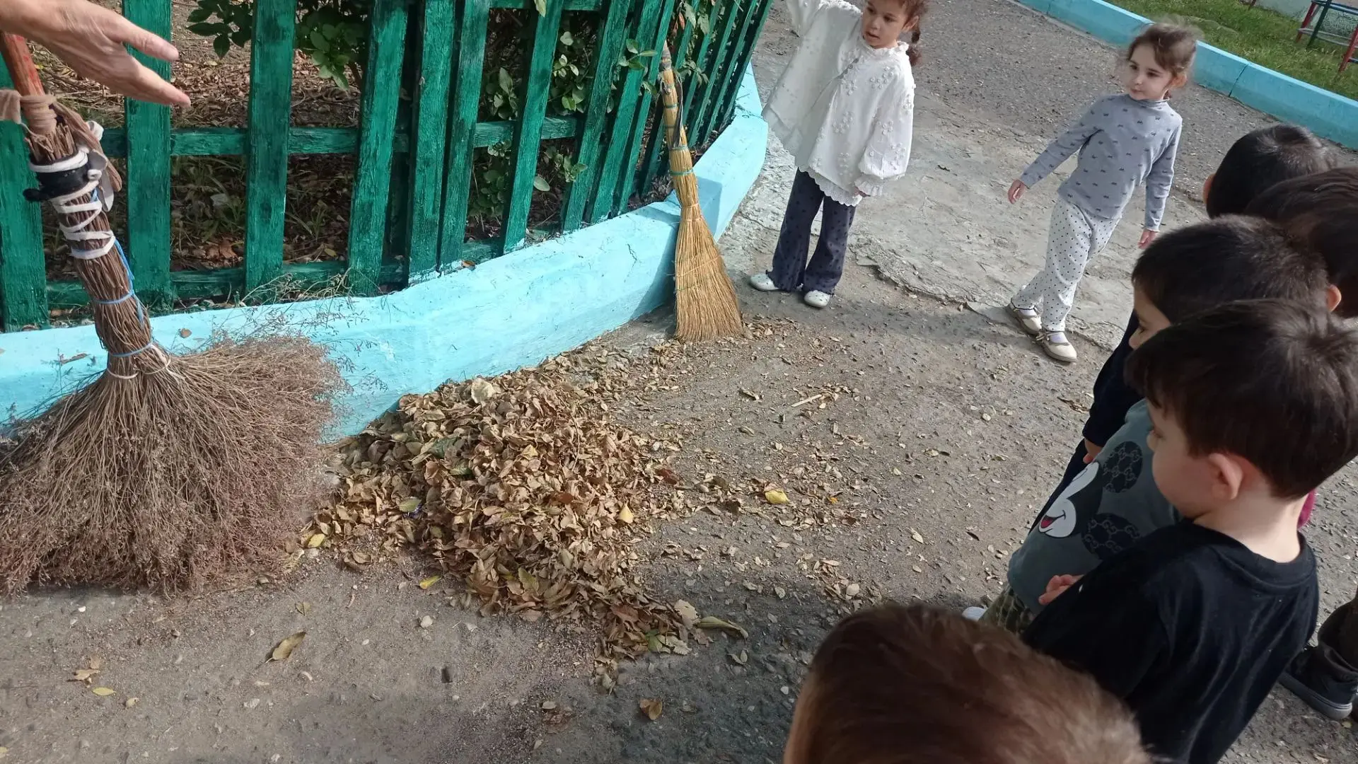 Сегодня  прогулка в младшей группе  "Солнышко" прошла необычно. Ребята наблюдали за раб...