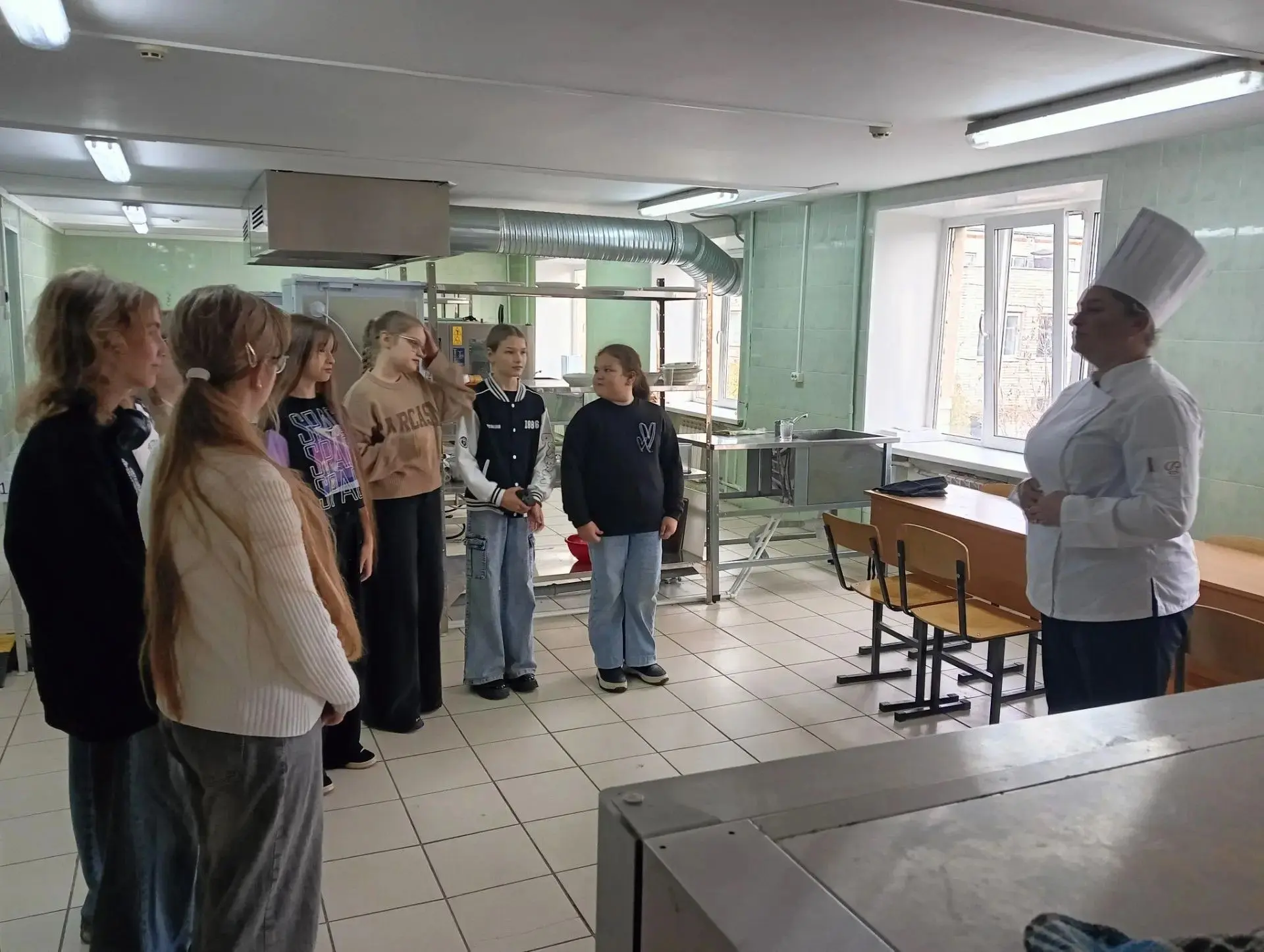 15 октября 2026 года в рамках проекта "Билет в будущее" ученицы  6 «А» класса в сопрово...