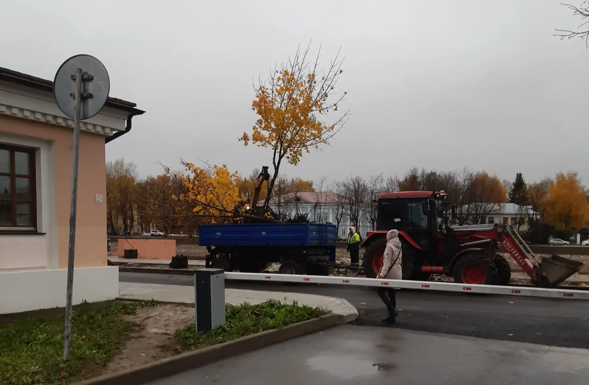 «На набережной работяги при полном безучастии руководителя зачем-то выкопали недавно по...
