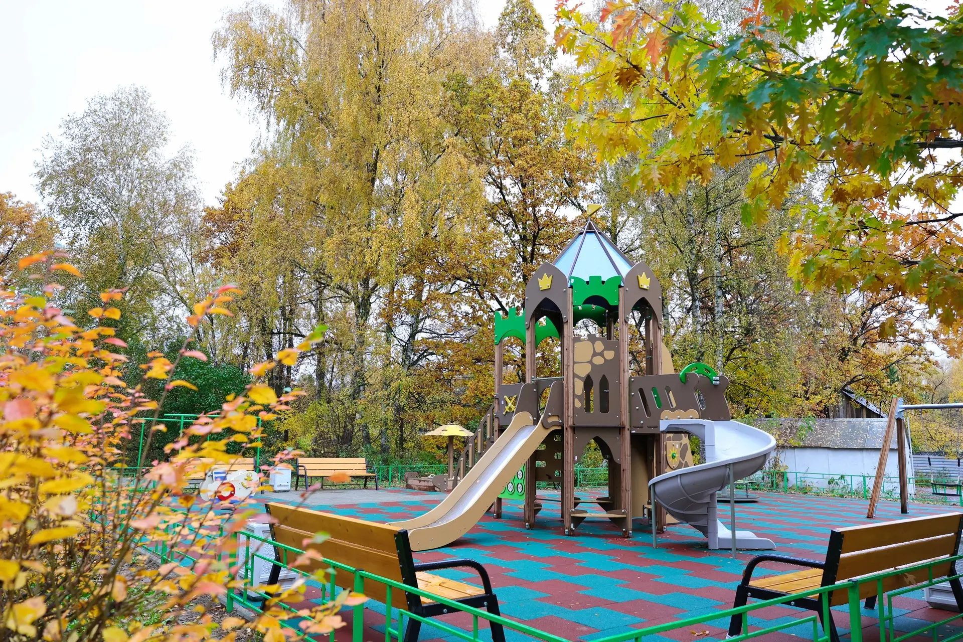 🏡 Двор в поселке Поведники на ул. Ветеранов, д. 9 – готов!  Завершили комплексное благ...