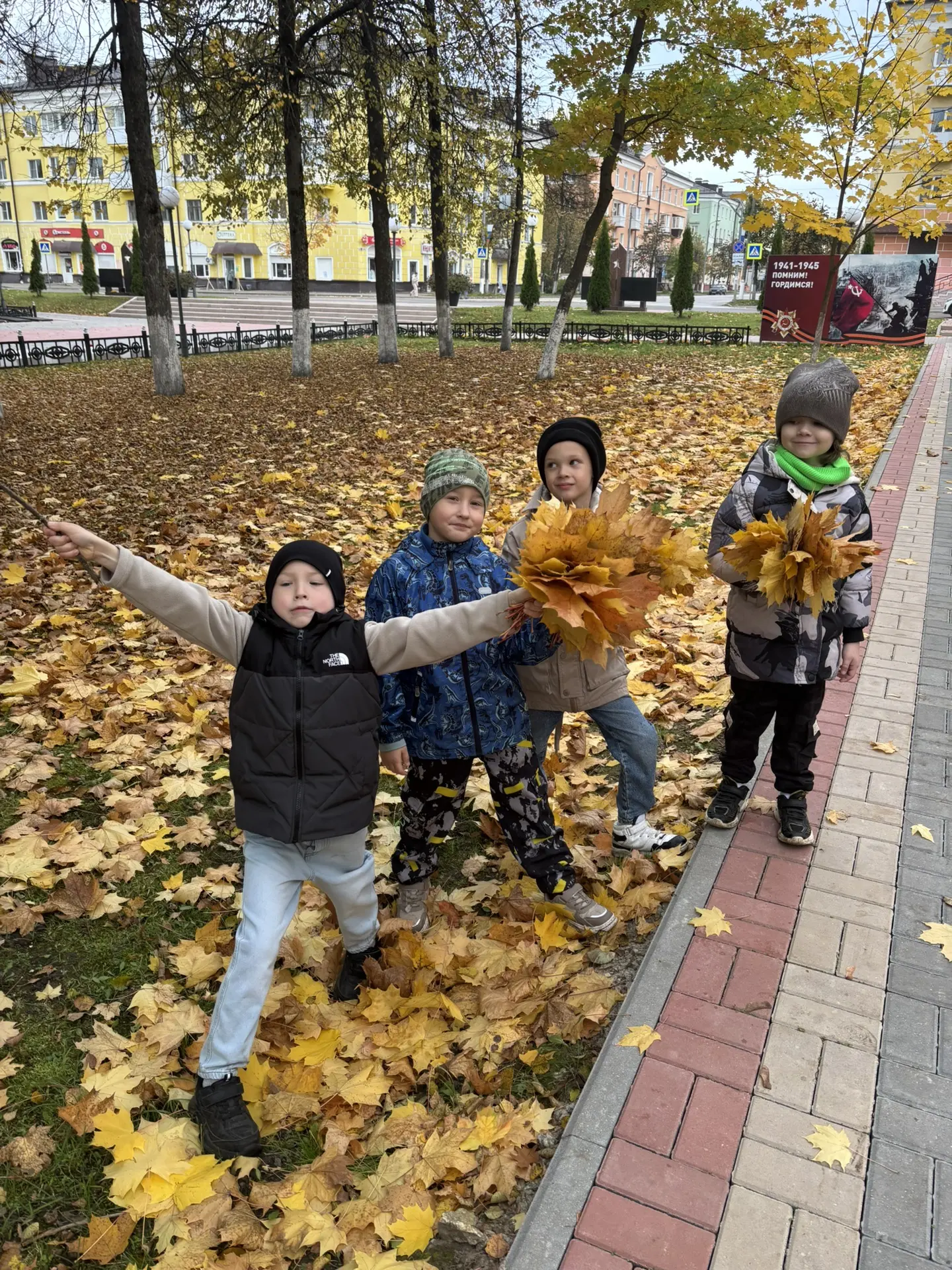 Осень, листья, красота.Наши будущие выпускники!🍁