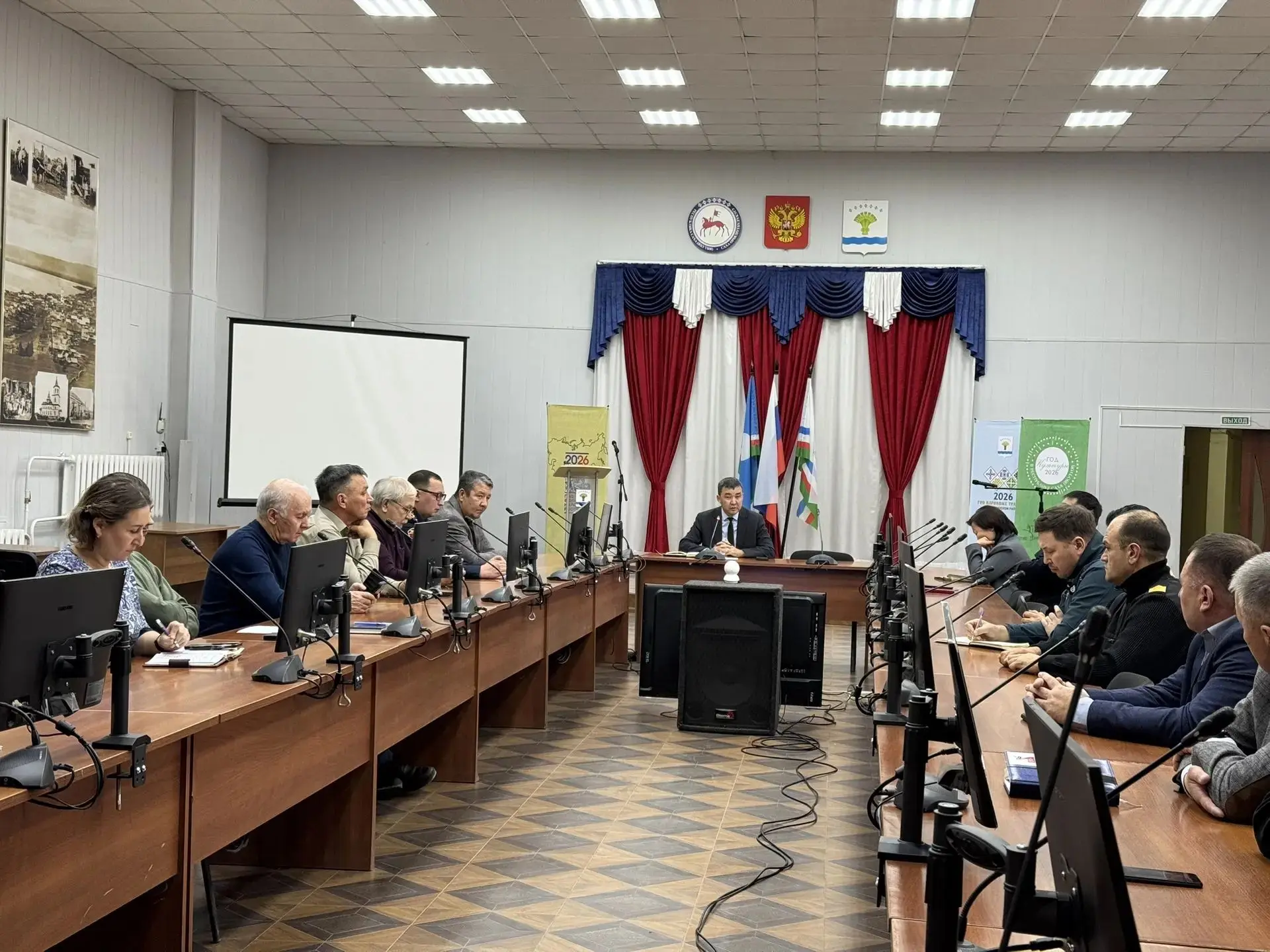 Провел еженедельное планерное совещание с руководителями организаций и учреждений района.