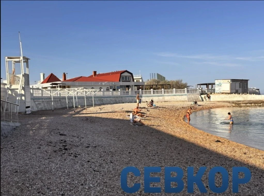 🏖 Севастопольцы продолжают наслаждаться купанием, а спасатели уже покинули пляжи