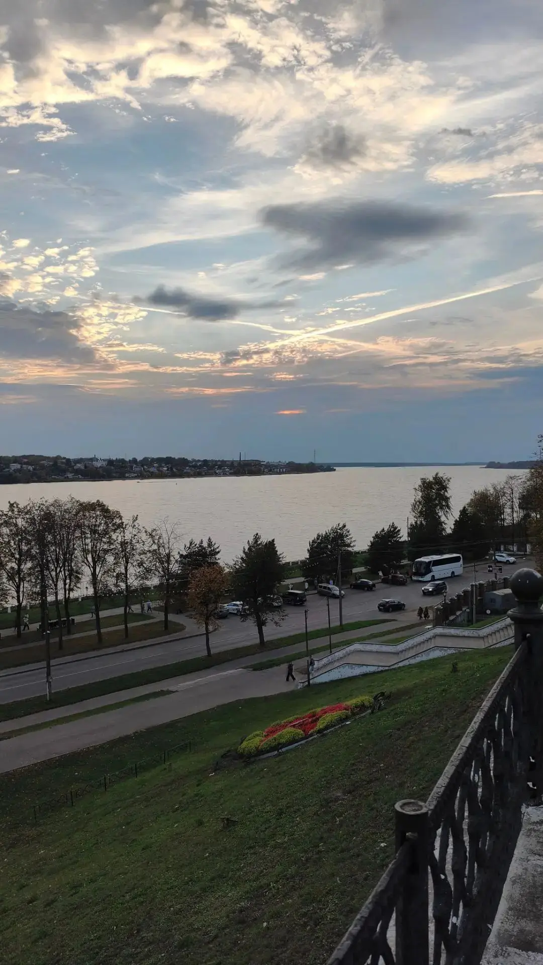 Обязательно погуляйте в Центральном парке Костромы - он расположен в центре города. От ...