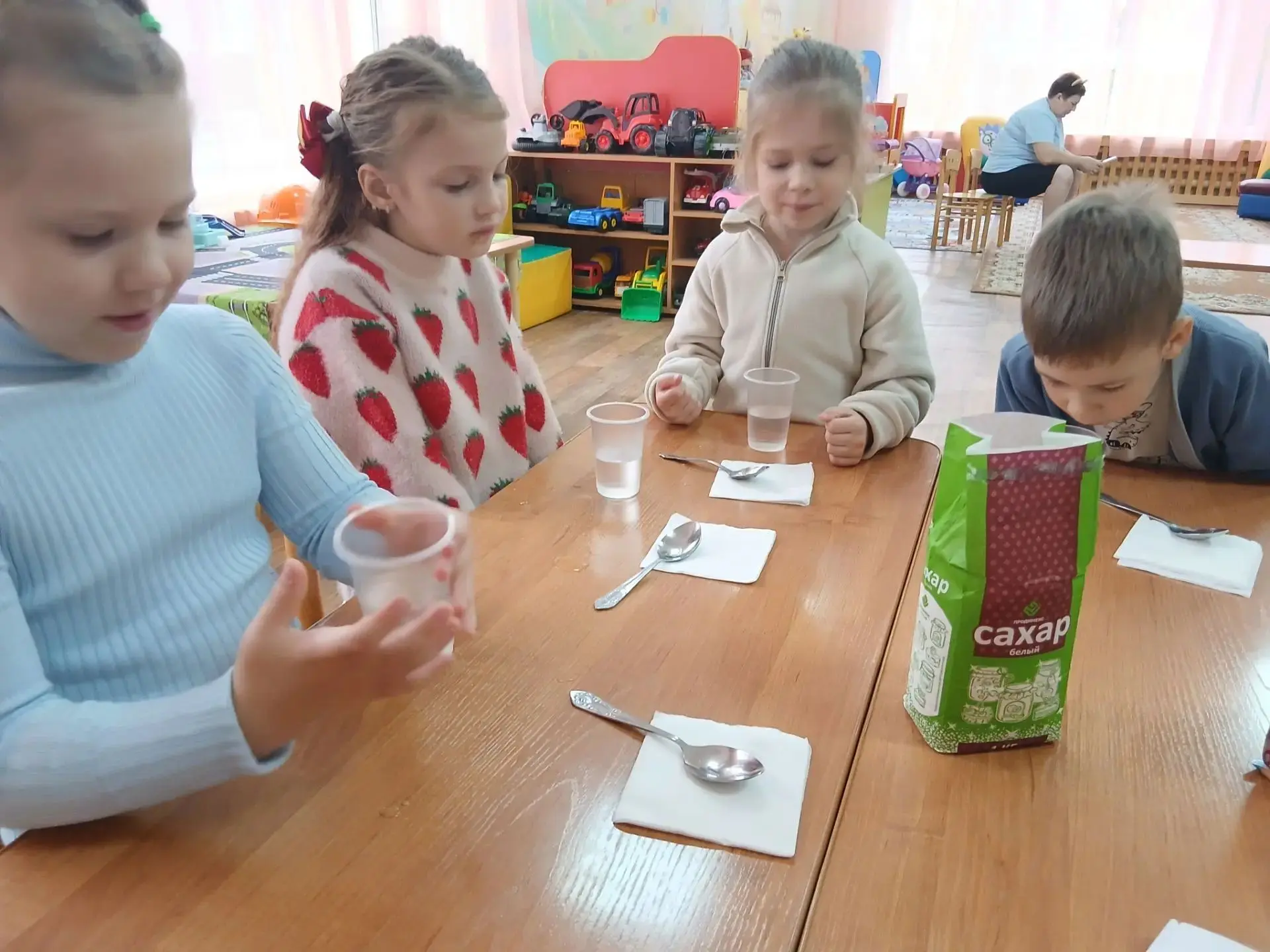 🧪 В подготовительных группах «Незабудки» и «Акварельки» стартовали первые эксперименты...