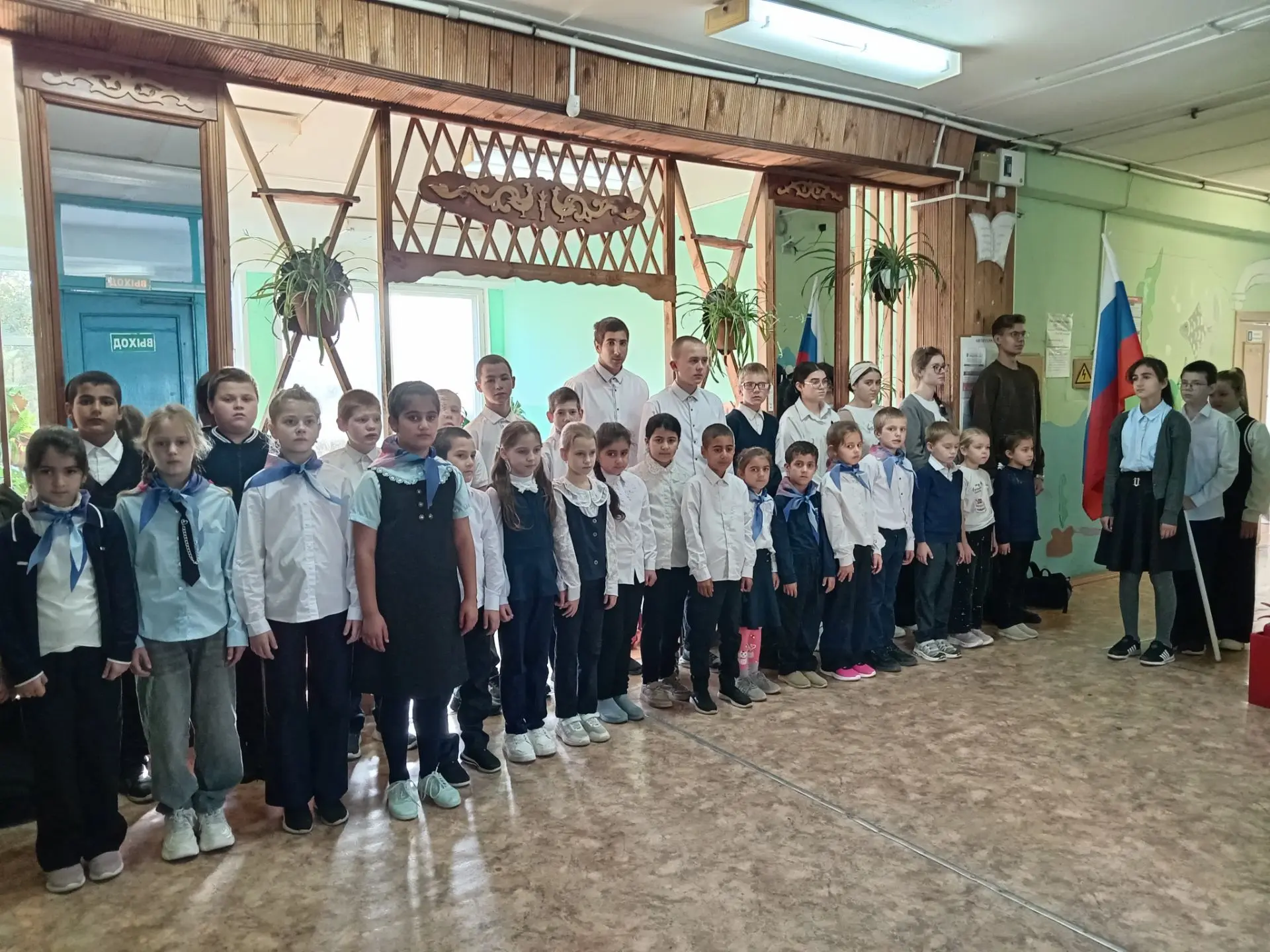 Понедельник в нашей школе начался традиционно — с линейки, выноса флага и исполнения ги...
