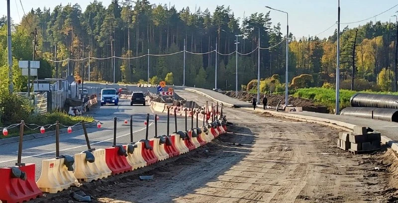 На Угольной в Мытищах сделали временное уширение проезжей части. Это нужно, чтобы транс...