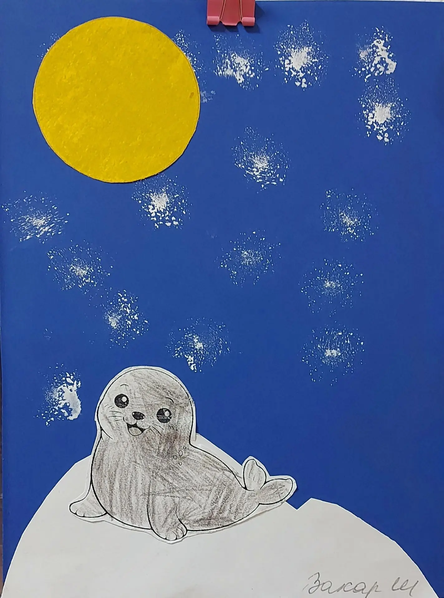 Нерпенок лежит на льдине