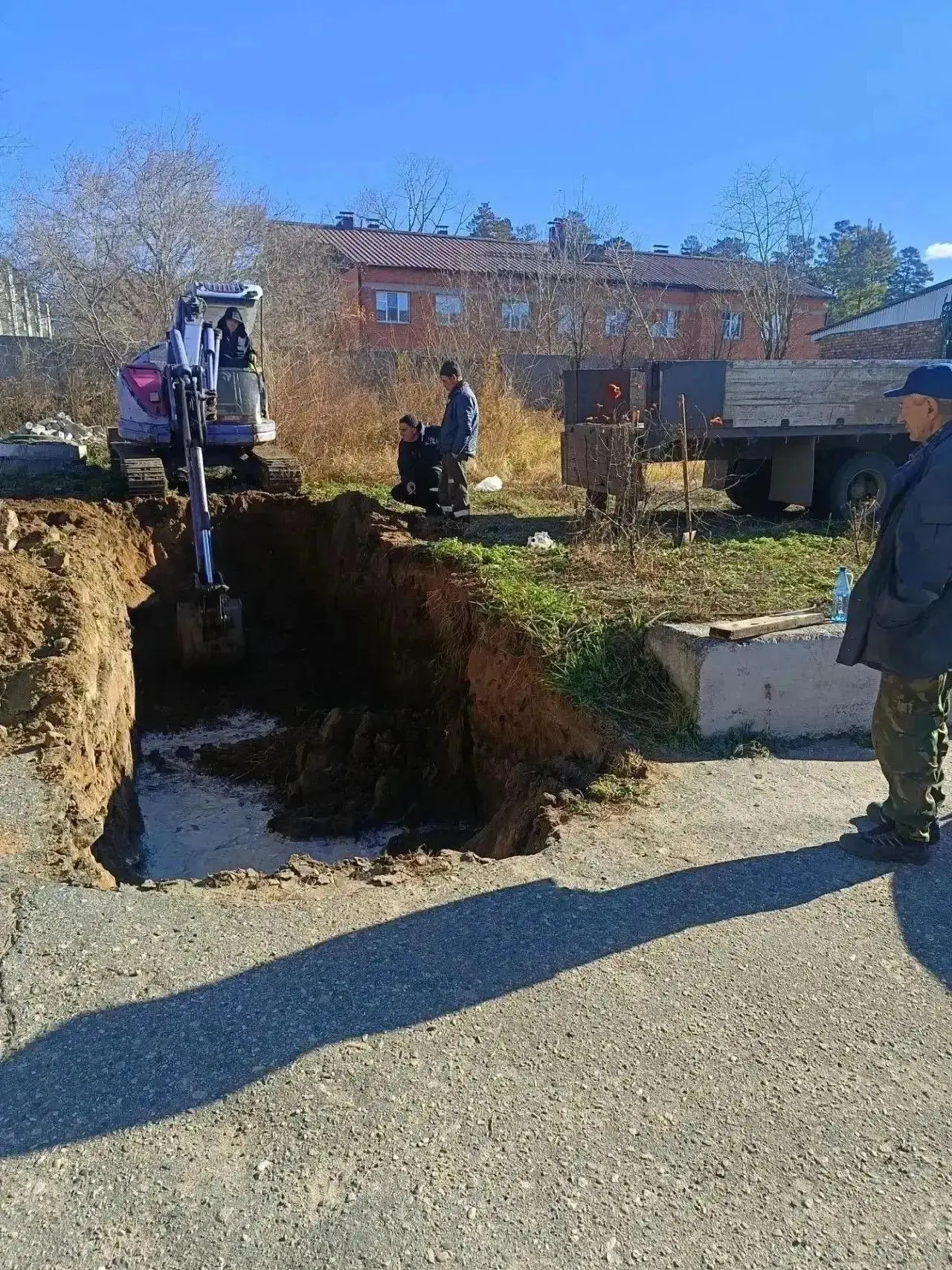 ❗️Теплотрассу порвало на улице Связи в Атамановке.